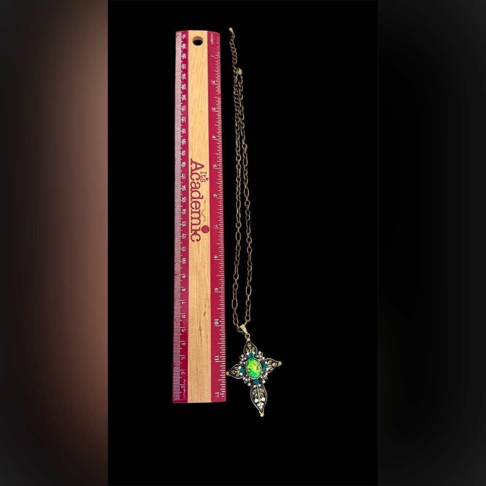 Elegant Green and Silver Cross Pendant Necklace - Picture 8 of 8